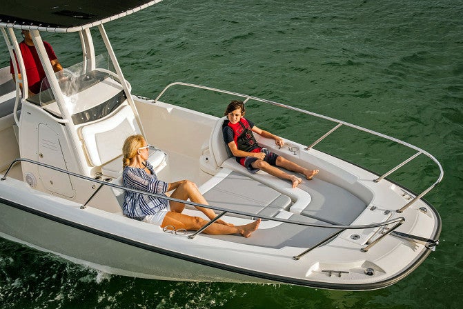 Boston Whaler 240 Dauntless Bow Seating