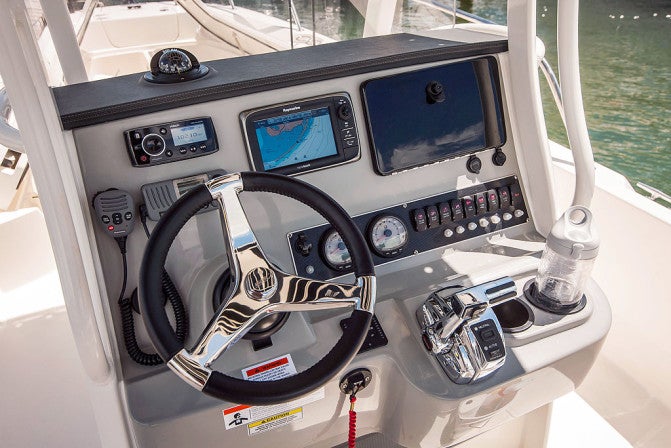 Boston Whaler 240 Dauntless Helm