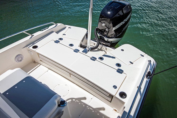 Boston Whaler 240 Dauntless Rear Deck