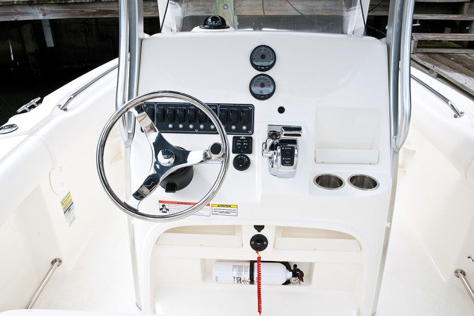 Boston Whaler 220 Outrage Helm