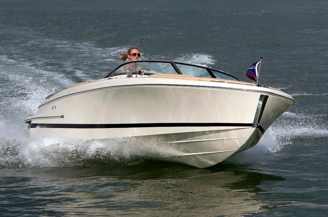 The retro “canoe” bow on Chris-Craft’s Carina 21 not only offers a visual tip-of-the-hat to the classic Chris-Crafts of the early 20th Century, but allows more seating room in the bow.